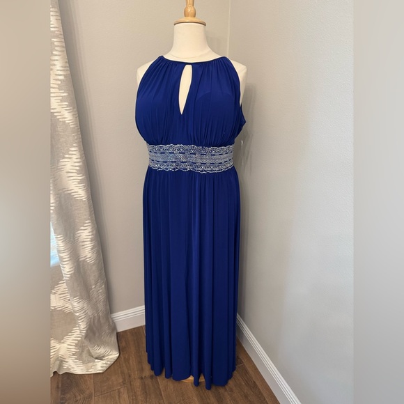 Plus Dress - Picture 1 of 12